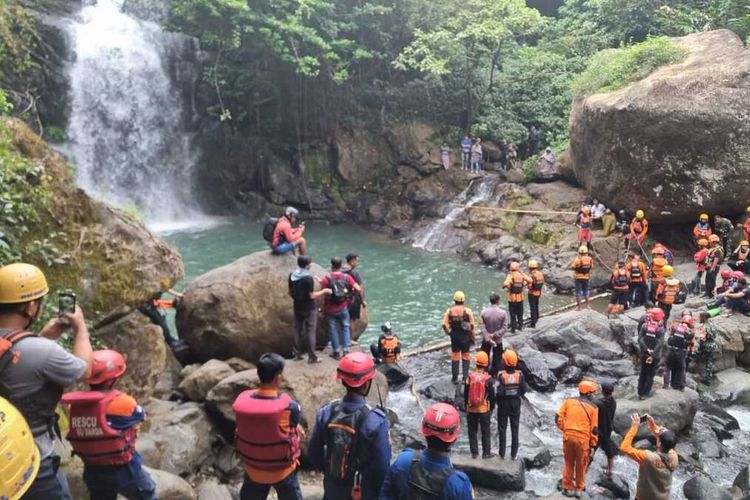 Tim SAR Gabungan akhirnya berhasil menemukan dua orang gadis yang tenggelam di lokasi wisata Air Terjun Jami, Kecamatan Tompobulu, Kabupaten Maros, Sabtu (13/7/2024) pagi.