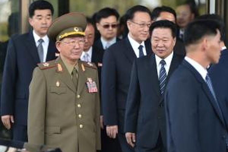 Salah satu pemimpin politik Korea Utara, Hwang Pyong So (2 dari kiri), bersama beberapa petinggi lainnya tiba di Korea Utara untuk menghadiri upacara penutupan Asian Games di Incheon, Korea Selatan, Sabtu (4/10/2014).
