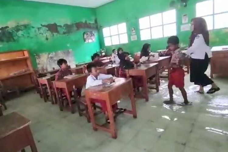 Banjir Rob Kembali Terjang SDN 3 Ambulu, Siswa Belajar di Tengah Genangan