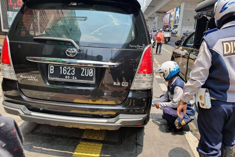 Petugas Suku Dinas Perhubungan Jakarta Selatakan melakukan operasi cabut pentil terhadap kendaraan yang parkir di trotoar Jalan RS Fatmawati Raya, Jakarta Selatan, Selasa (5/11/2019)