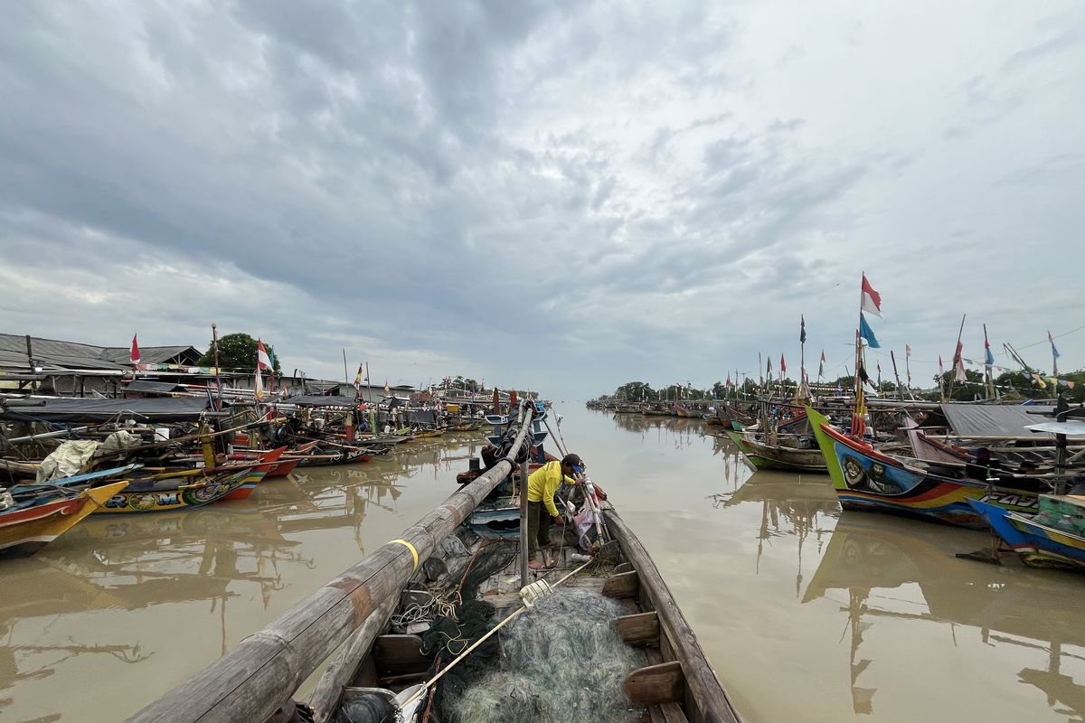 Deretan kapal nelayan yang bersandar di Desa Citemu, Kecamatan Mundu, Kabupaten Cirebon, Jawa Barat, Minggu (11/1/2026).