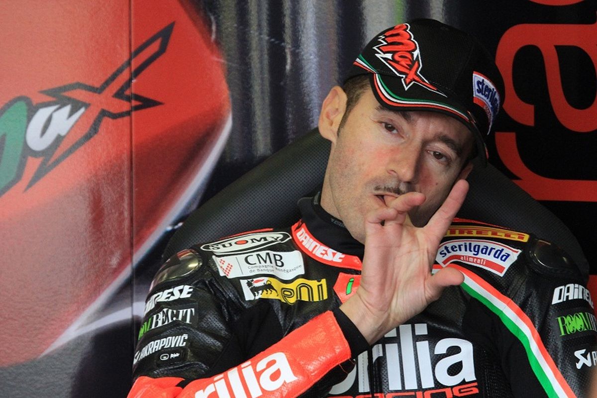 Pebalap asal Italia, Max Biaggi, sedang berada di paddock menjelang sesi latihan World Superbike Championship di Sirkuit Brno, Republik Ceko, 20 Juli 2012.