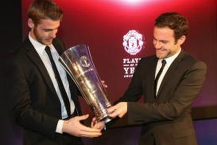 Pemain Manchester United, David de Gea (kiri) dan Juan Mata