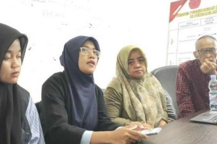 Keluarga Selvi Amalia Nuraeni (19), mahasiswi Cianjur yang menjadi korban tabrak lari. 