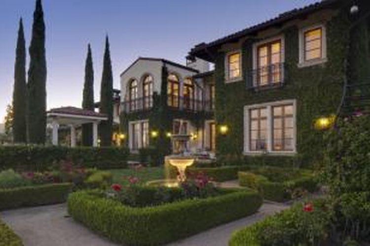 Vila milik Heidi Klum di Los Angeles, Amerika Serikat, kini dijual. Klum menawarkan rumahnya dengan harga 25 juta Dollar AS (sekitar Rp296,8 miliar). Menariknya, Klum hanya akan menunjukkan rumahnya pada pembeli yang lolos kualifikasi awal.