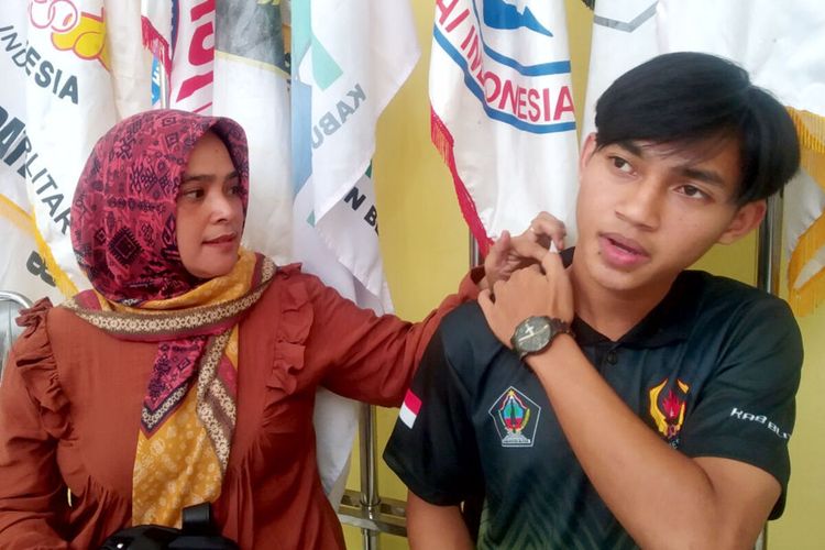 Hanafi Jauhar Ahmad didampingi ibunya Lutfi menunjukkan bahu kanannya yang ditendang pemain futsal Kota Malang, Kamis (21/9/2023)