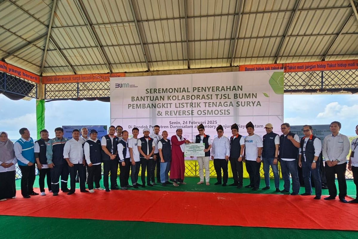 Seremonial penyerahan bantuan kolaborasi TJSL BUMN PLTS dan Reverse Osmosis di Batam.