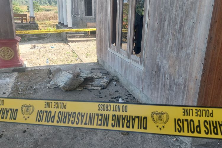 PECAH—Jendela rumah warga Dusun Bandungan, Desa Klangon, Kecamatan Saradan, Kabupaten Madiun, Jawa Timur pecah akibat bentrokan antara pesilat melawan warga setempat, Rabu (9/7/2025) malam.