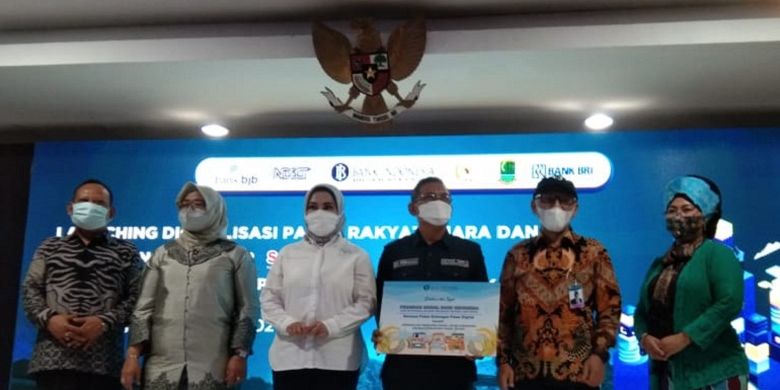 Kepala Perwakilan BI Jawa Barat Herawanto didampingi Anggota DPR RI Vera Febyanthy memnyerahkan bantuan sepaket dukungan digitalisasi pasar kepada Ketua Ikatan Pedagang Pasar Johar Edi Permana , Kamis (16/12/2021).