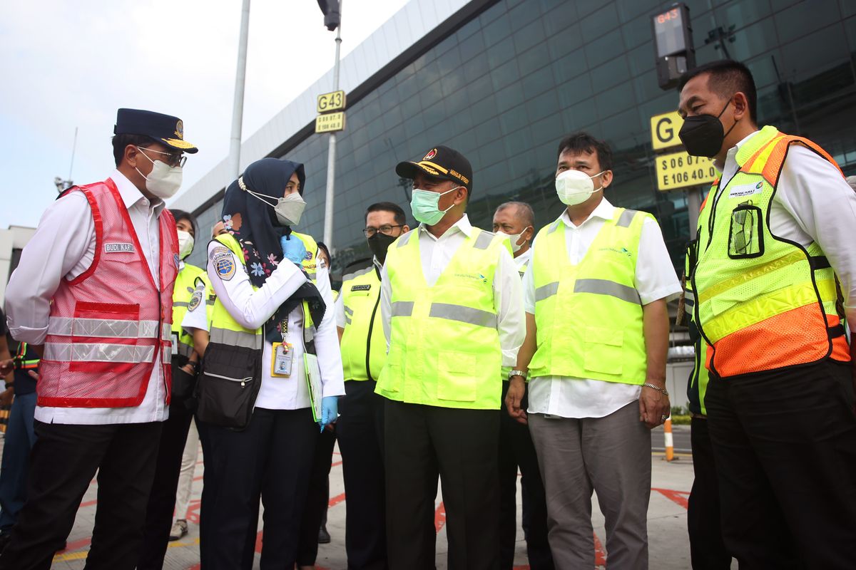 Menko Pembangunan Manusia dan Kebudayaan (PMK) Muhadjir Effendy (ketiga kanan) bersama Menhub Budi Karya Sumadi (kiri) didampingi Dirut PT Angkasa Pura II Muhammad Awaludin (kanan) mendapat penjelasan dari pengawas kelaikan pesawat udara Kementerian Perhubungan saat melakukan pengecekan kesiapan awal angkutan Lebaran 2022 jalur udara di Terminal 3 Bandara Soekarno Hatta, Tangerang, Banten, Kamis (7/4/2022). Menteri PMK memprediksi masyarakat yang akan melakukan mudik Lebaran tahun 2022 lewat jalur udara akan mencapai 9 juta penumpang dari 80 juta yang akan mudik, Bandara Soetta akan menjadi titik sentral mudik lewat transportasi udara. ANTARA FOTO/Muhammad Iqbal/hp.