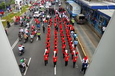 Massa Pendukung Jokowi-Ma'ruf Berjalan Kaki di Sudirman