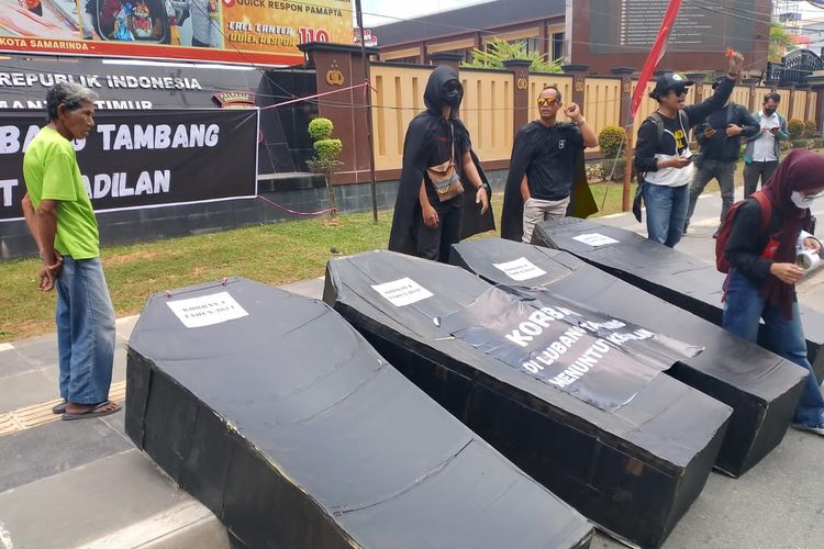 Bawa 4 Peti Jenazah, Massa Demo Polresta Samarinda Soroti Kasus Kematian di Area Tambang