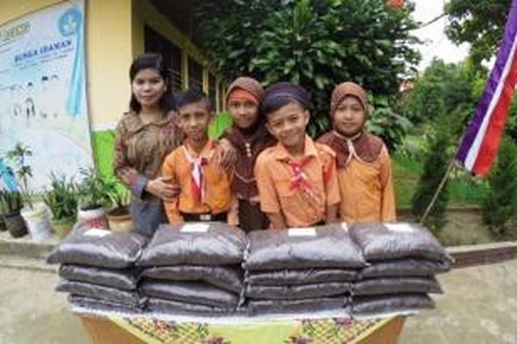 Para murid SDN 004 Bukit Agung, Pangkalan Kerinci Riau menjajakan kompos hasil olahan sendiri pada Kamis (13/8/2015).