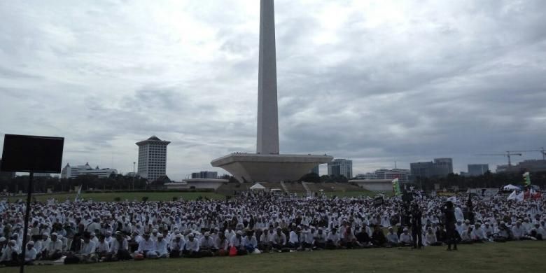 Peserta doa bersama memadati lapangan Monas, Jumat  (2/12/2016).