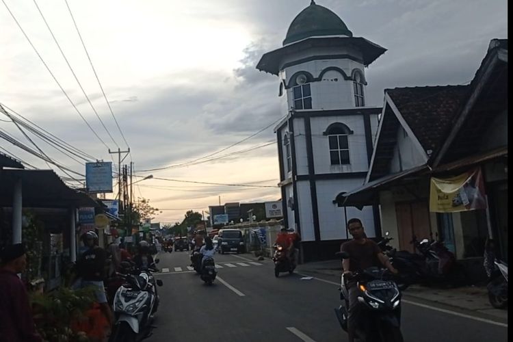 Suasana Kampung Karang Taliwang saat sore hari. Masjid Qubbatul Islam berada di tengah Kampung Karang Taliwang.