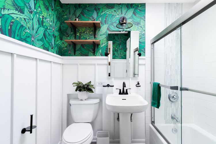 Ilustrasi penggunaan wallpaper di dinding kamar mandi. 