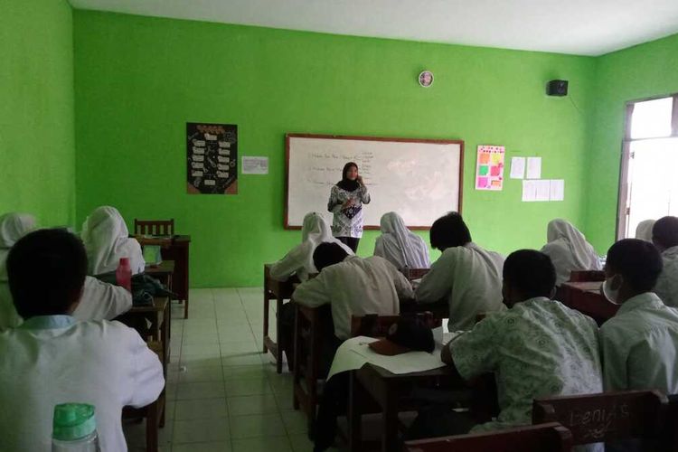 Desti Sukmawati (48) seorang guru honorer asal Kecamatan Majalaya, Kabupaten Bandung sudah 14 tahun mengabdi menjadi guru, namun nasibnya tak pernah mengalami perubahan.
