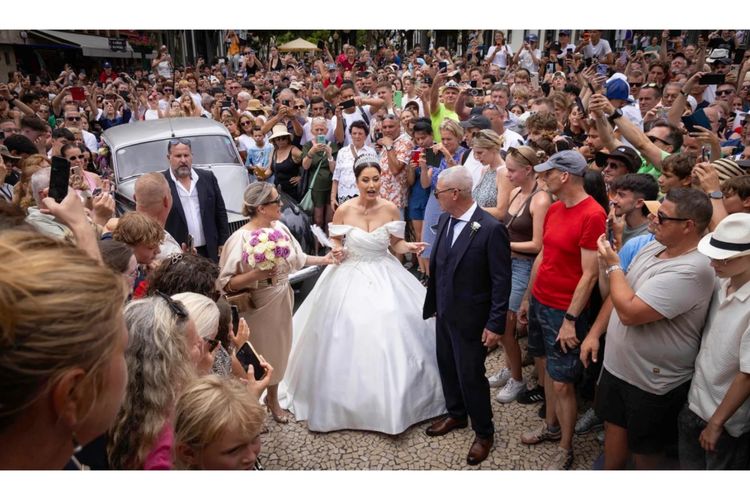 Pengantin Kaget Diserbu 2.000 Orang di Gereja, Dikira yang Menikah Ronaldo dan Georgina
