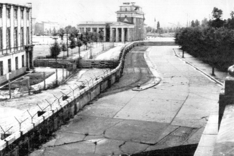 Tembok Berlin menapaki jalan melalui kota Berlin