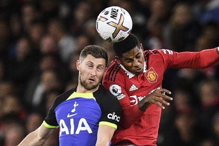 Bek Tottenham Hotspur Ben Davies (kiri) berduel dengan penyerang Manchester United Marcus Rashford (kanan) dalam laga lanjutan Liga Inggris musim 2022-2023. Laga Man United vs Tottenham berlangsung di Stadion Old Trafford, Manchester, Inggris, pada Kamis (20/10/2022) dini hari WIB.