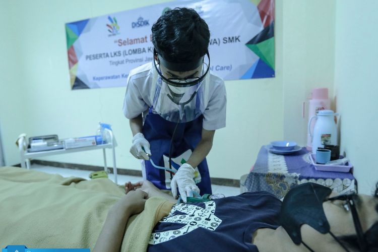 Siswa SMKN 15 Bandung, Sadam Muhamad Fauzi saat ikut Lomba Kompetensi Siswa (LKS) SMK Tingkat Provinsi Bidang Health and Social Care.