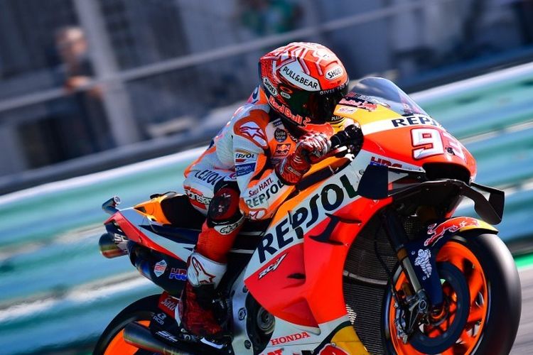 Marc Marquez memacu motornya pada sesi latihan bebas MotoGP San Marino di Misano, 14 September 2019. 