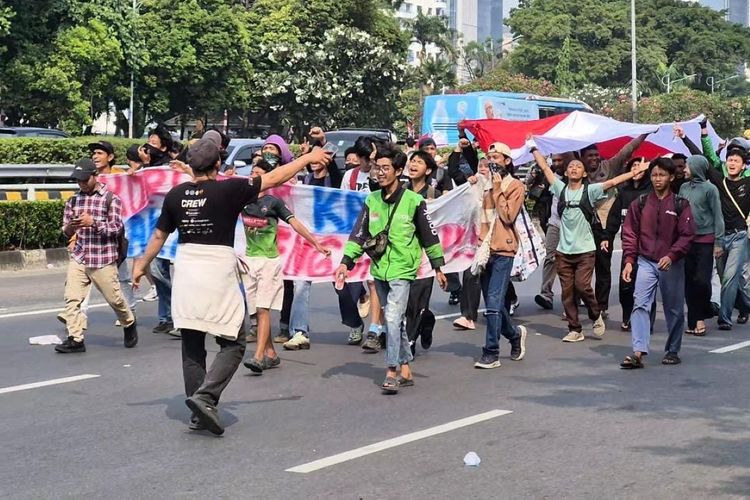 Massa Pati Bubar, Giliran Mahasiswa Unpam hingga BSI Demo ke DPR RI