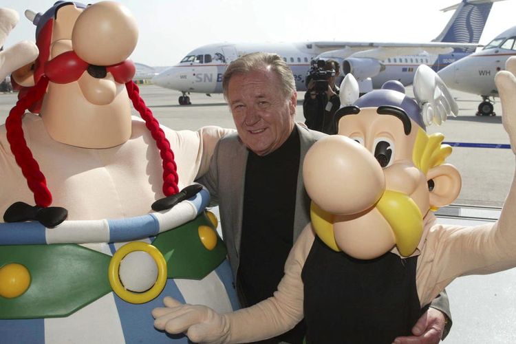 Albert Uderzo (tengah) berpose dengan Asterix dan Obelix dalam perkenalan dua karakter itu sebagai gambar dekorasi di SN Brussels Airline. Foto diambil di Bandara Melsbroek, Belgia, 21 September 2005.