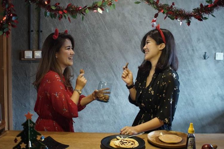 Penyanyi Agatha Suci (kanan) dan adiknya Aurelia Carisa (kiri).