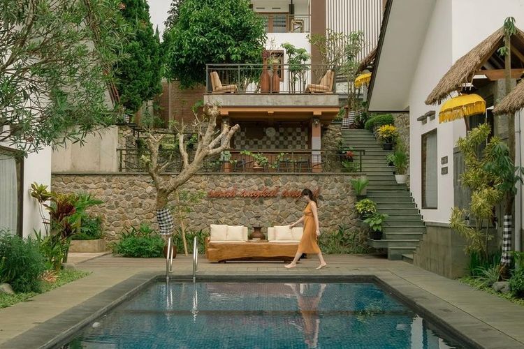 Omah Angkul Angkul Villa Bandung, pilihan villa Bandung dengan private pool untuk honeymoon.