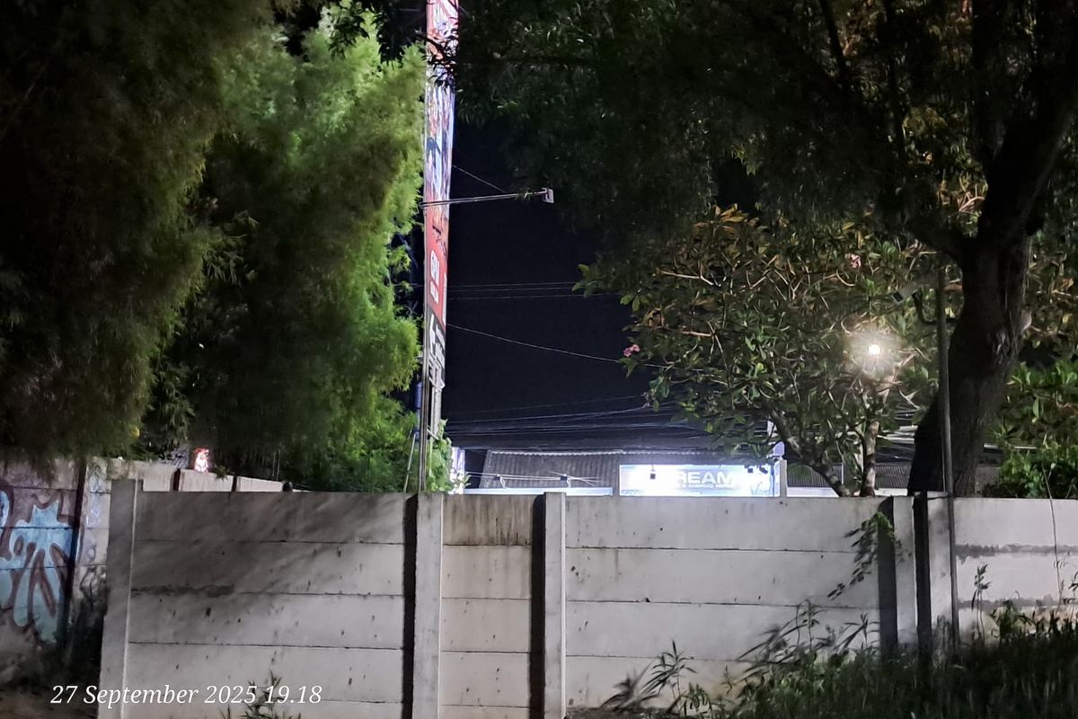 Kondisi pemasangan pagar GWK di area Maghada yang sudah dipasangi CCTV, Sabtu (27/9/2025) malam. 