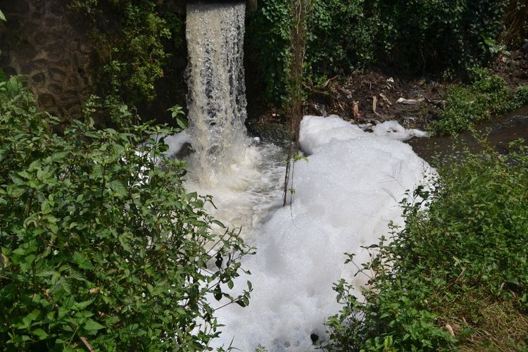 Sungai Gandekan, di wilayah Kecamatan Magelang Selatan, Kota Magelang, Jawa Tengah, diduga tercemar limbah hingga berbusa mirip sabun, Jumat (15/7/2022)