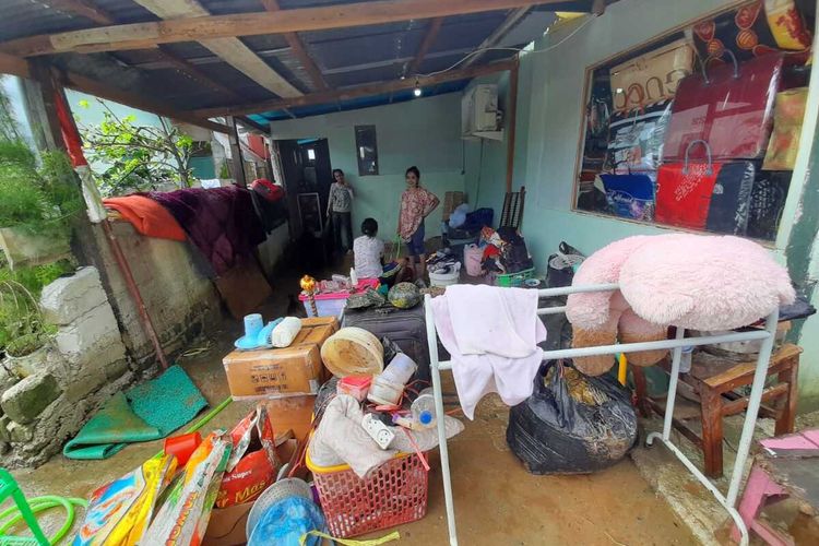 Warga di kawasan Batu Merah Dalam, Kecamatan Sirimau, Kota AMbon, Minggu (4/10/2020)  membersihkan perabot dan barang-barang mereka pasca  banjir yang merendam kawasan itu Sabtu malam (3/10/2020).