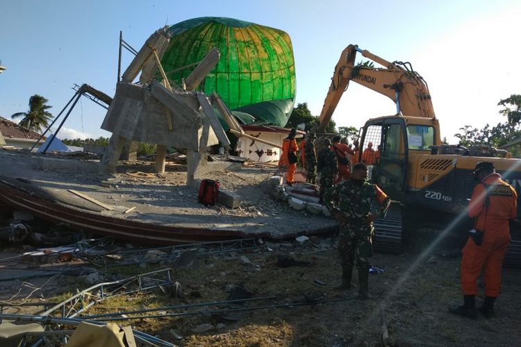 Proses evakuasi sejumlah warga yang terjebak di reruntuhan masjid saat gempa terjadi. Mereka terjebak di dalam reruntuhan Masjid Jabal Nur di Dusun Lading-lading, Desa Tanjung, Kecamatan Tanjung, Kabupaten Lombok Utara, Nusa Tenggara Barat saat sedang melaksanakan shalat Isya.