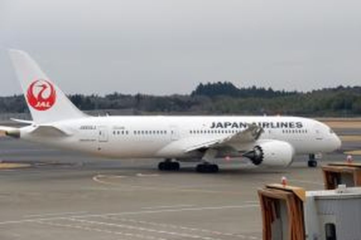 Pesawat terbang Boeing 787 Dreamliner milik maskapai penerbangan Japan Airlines.