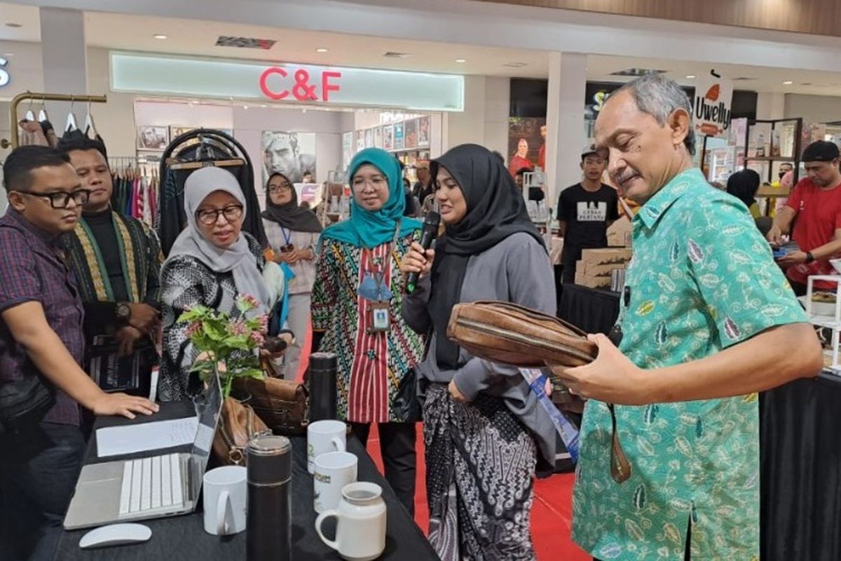 Kepala Dinas Koperasi UKM Kota Bandung, Atet Deni Handiman sedang melihat produk unggulan UMKM. 