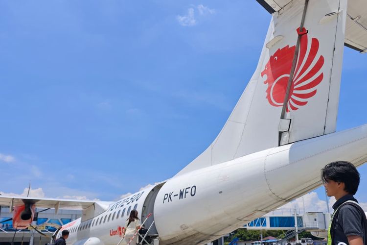 Ilustrasi pesawat Wings Air. Beredar video yang menggambarkan baling-baling pesawat Wings Air diikat cable tie. Simak penjelasan pihak maskapai penerbangan.