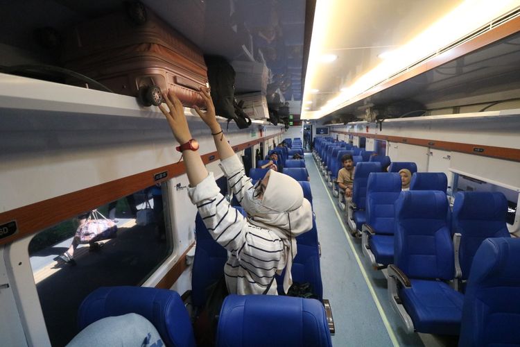 Interior kereta ekonomi New Generation pada KA Jayabaya.