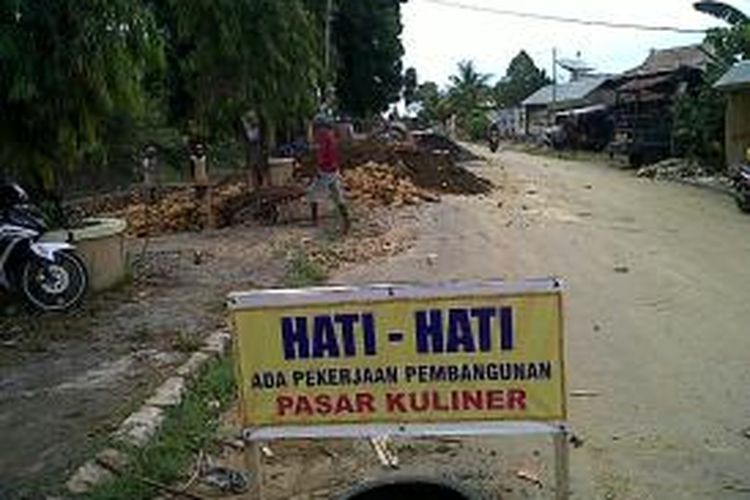 Ruas jalan Mangga, Kabupaten Bone, Sulawesi Selatan ditutup untuk pembangunan pusat jajanan wisata kuliner. Sabtu, (23/11/2013).