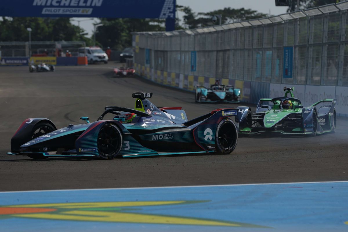 Pebalap Formula E Nio 333 Racing, Oliver Turvey mengikuti sesi latihan bebas 2 di Jakarta International E-Prix Circuit (JIEC), Ancol, Jakarta, Sabtu (4/6/2022). Sebanyak 22 pebalap dari 11 tim akan mengikuti balapan Formula E.