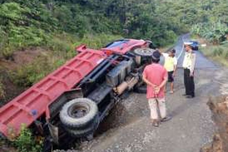(foto M Karyadi) Sebuah truck bernopol KT 8659 terperosok karena jalan trans  Kalimantan yang dilalui rusak parah. Tidak ada biaya perawatan membuat kondisi jalan di wilayah perbatasn mengalami kerusakan parah di beberapa titik.