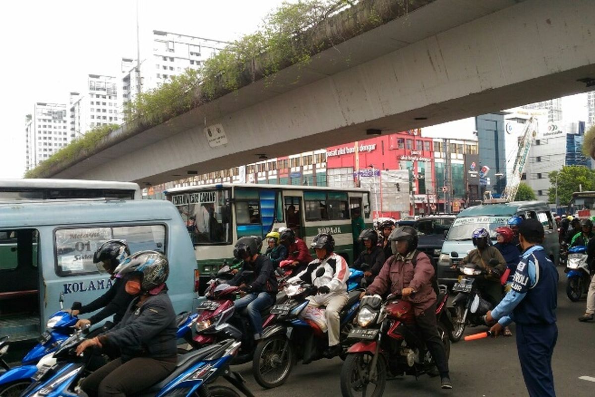 Situasi terkini lalu lintas di sekitar perempatan Matraman, Jakarta Timur sehari pasca libur Idul Fitri 2017. Foto diambil Senin (3/7/2017)
