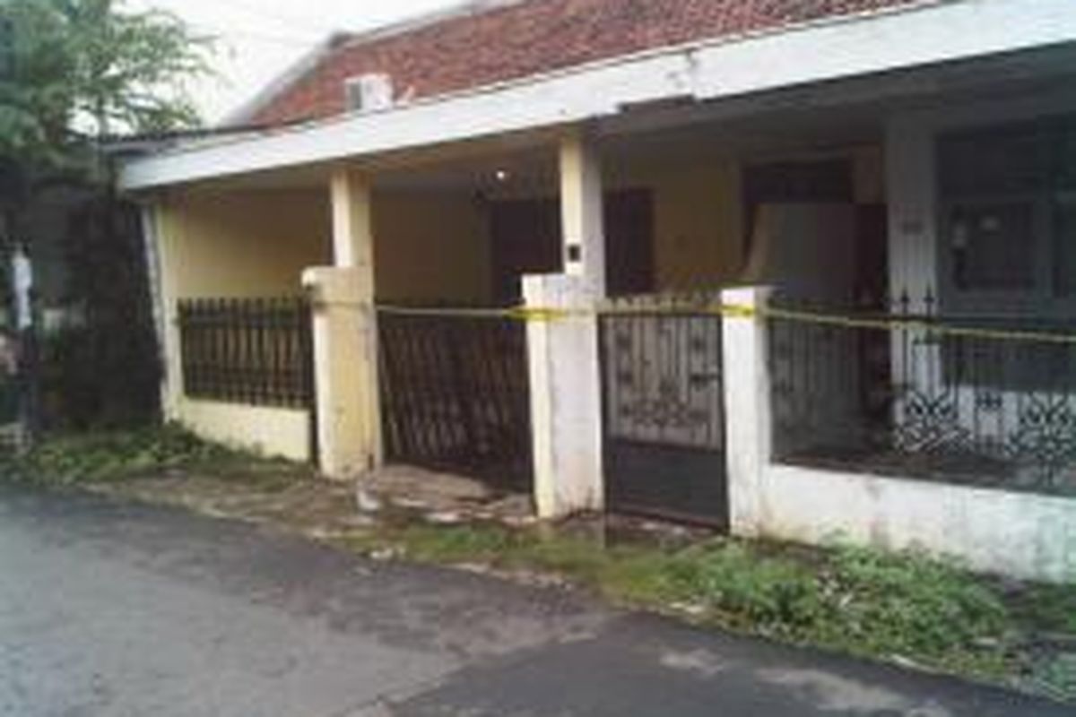 Rumah ditemukannya korban mutilasi di Danau Mahalona, Bendungan Hilir sudah dipasangi garis polisi, Minggu (14/7/2013)