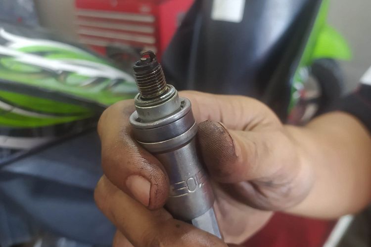 Pemilik motor wajib memeriksa kondisi busi karena busi juga butuh perawatan.