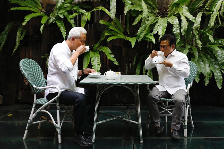 Bakal calon presiden (bacapres) PDI-P Ganjar Pranowo dan Ketua Umum PKB Muhaimin Iskandar atau Cak Imin saat bertemu di kafe kawasan Jakarta Selatan, Jumat (18/8/2023).