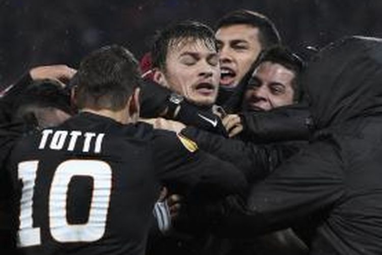 Penyerang AS Roma, Adem Ljajic (tengah), merayakan gol yang dicetaknya ke gawang Feyenoord dalam leg kedua babak 32 besar Liga Europa di Rotterdam, Kamis (26/2/2015).