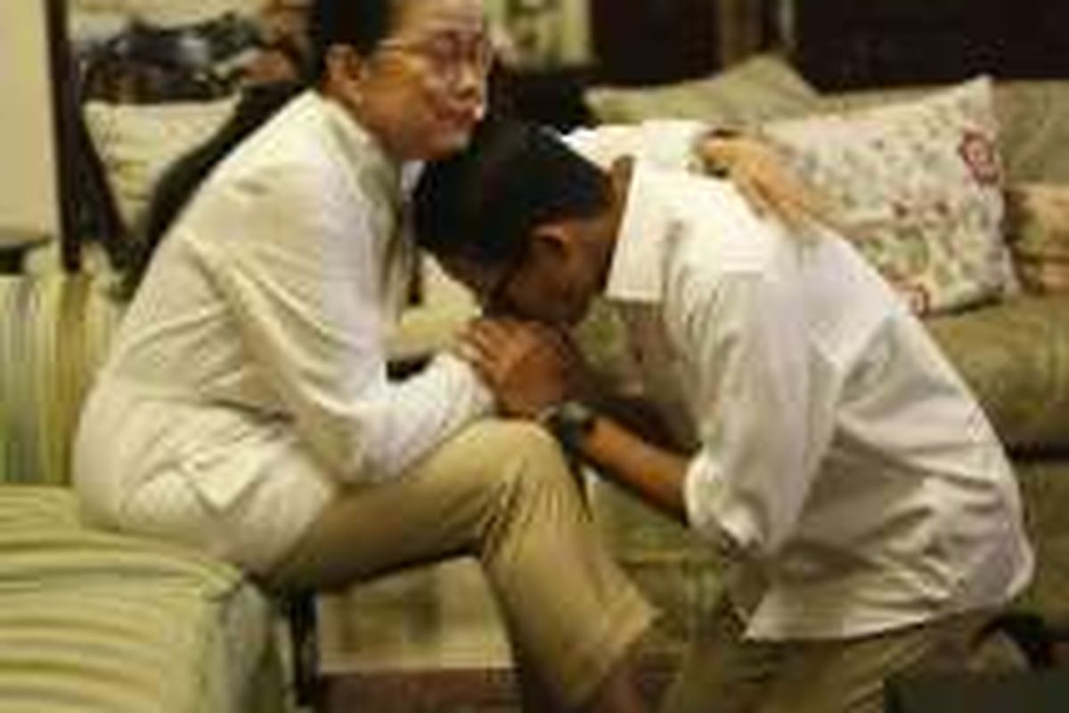 Calon wakil gubernur DKI Jakarta, Sandiaga Uno saat meminta restu kepsda ibunya, Mien Uno sebelum mengikuti acara debat pada Jumat (13/1/2017).