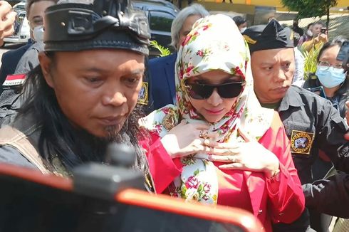 Roro Fitria Dikawal 5 Pria di Sidang Perdana Perceraian