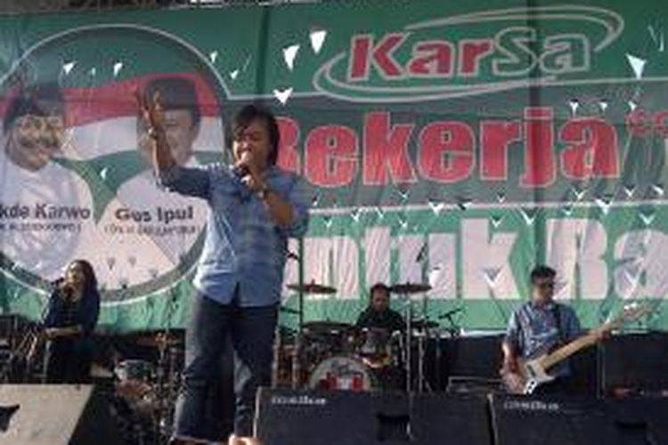 Ari Lasso saat menghibur warga dalam kampanye Cagub-Cawagub Jatim, Soekarwo-Saifullah Yusuf (KarSa) di depan Stadion Gajayana, Kota Malang, Jumat (23/8/2013).