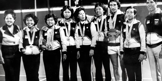 Medali emas pertama Indonesia diraih lewat tennis beregu putra. Seluruhnya cabang tennis menyumbangkan 3 emas dan 1 perunggu. Dari kiri: Pelatih Ny. Mien Gondowidjojo, Ny. Yolanda Soemarno, Ayi Sutarno, Ny. Elfia Tarik, Ny. Lita Sugiarto, Hadiman, Yustedjo Tarik, Atet Wijono, Pelatih Machsum. Pemain ganda Gondowidjojo tidak tampak.

Kompas/Kartono Ryadi (KR)
01-12-1978 *** Local Caption *** Kompas, 24-12-1978, 10